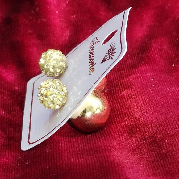 Jewelry - yellow two side Earing. condition new